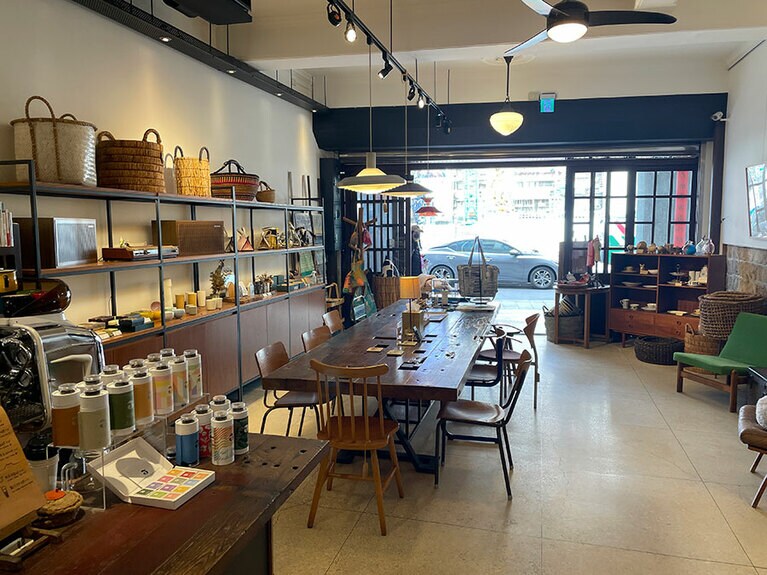 コーヒーの香りが漂う店内に、センスのよい商品がディスプレイされています。