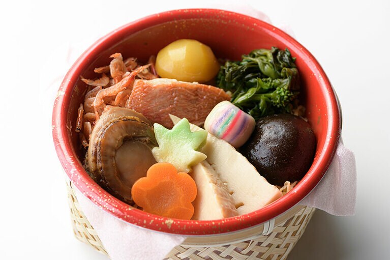 お土産にも喜ばれそうな、素朴な竹かご入りのお弁当。