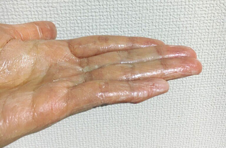 塗った後は表面がテレテレするけど、諦めないですり込みます。