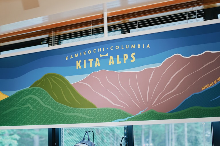 松本市在住のクリエイター、セツ・マカリスターさんの上高地を描いたイラストが店内を彩る。こちらの作品は限定Tシャツにもプリントされている。