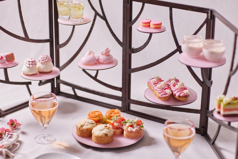 梅の木を表現したスタンドで8種のスイーツと3種のセイボリーを。