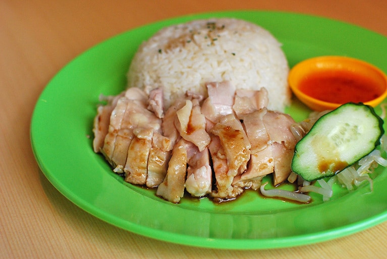 チキンライスも2店舗で提供。行列のできる五反田の人気店「ちりばり」は蒸しチキン(700円)。