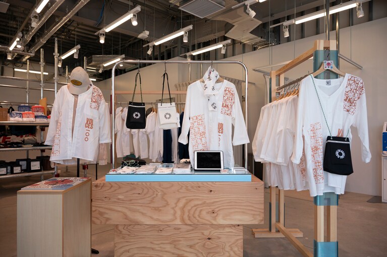 万博限定・期間限定品として登場した「鯉口シャツ」。