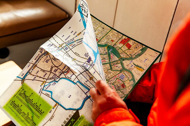 特製古地図に現代地図を重ねあわせて見る。