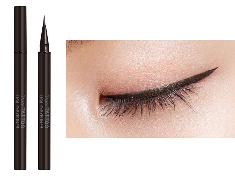 01 メロウブラック。光沢感を抑えたセミマットな黒で、瞳をくっきりと際立たせる。