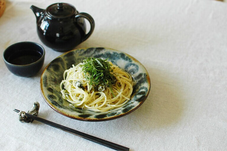 黒系の器、箸との相性も抜群。Photo/Yui Otani