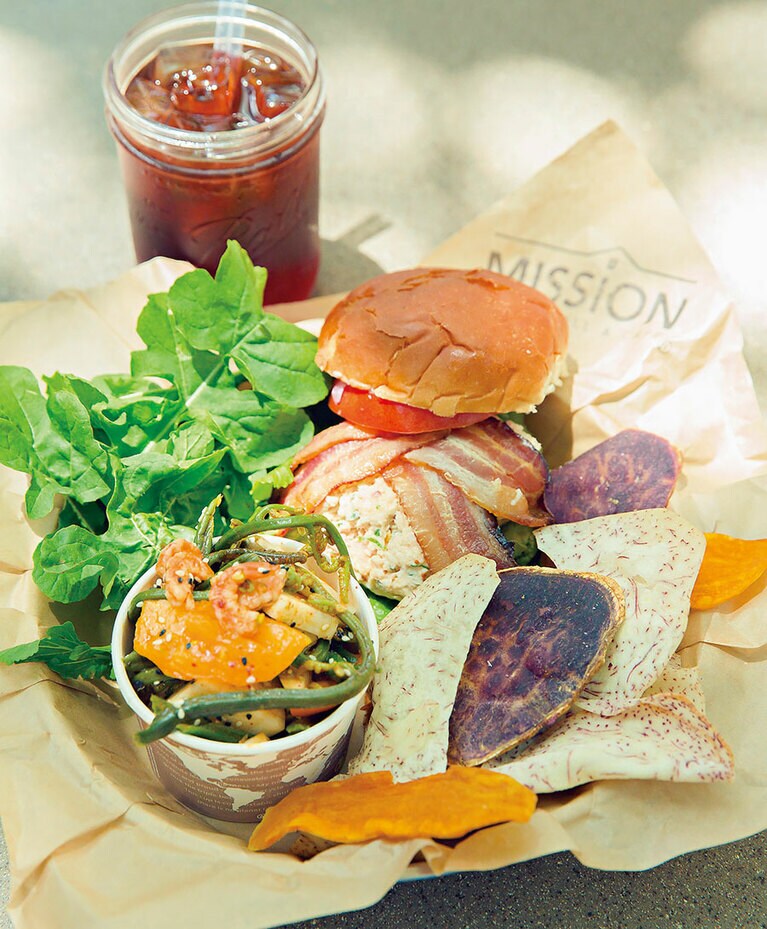 コンボメニュー(11.25ドル)。写真は、カジキを使ったB.L.Tサンドとわらびのサラダ(日替わり)。