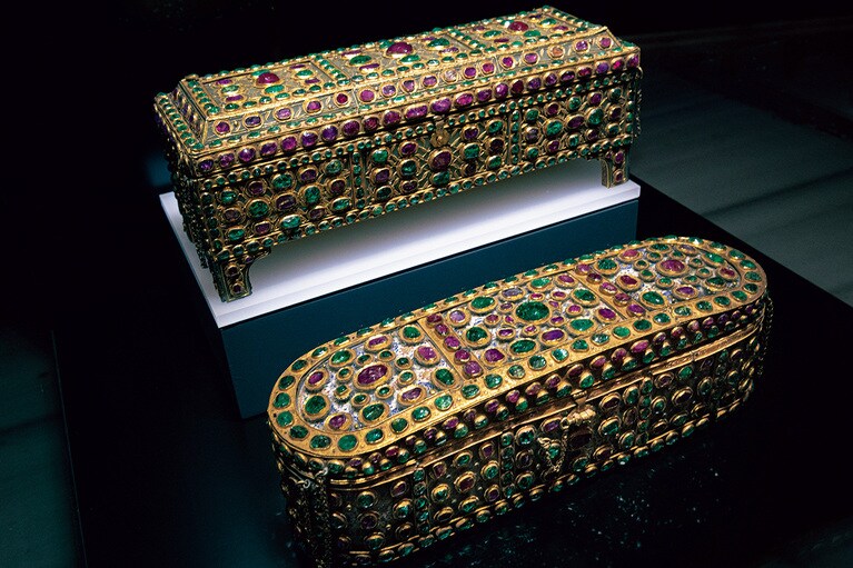 宝物館にある、宝石が敷き詰められた16世紀の筆箱。