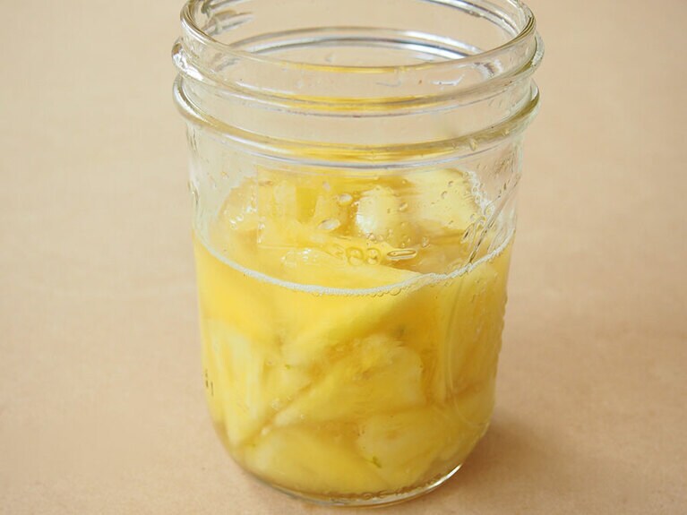 （3）パイナップルが米酢と馴染んでしんなりしたらグラスに移し入れます。