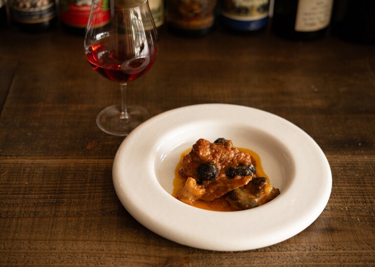 サルデーニャ島の郷土料理、神経〆の「鮟鱇のブッリーダ オリスタネーゼ」4,500円。アンコウがプリプリ！