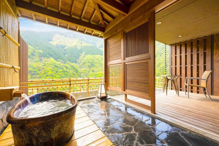 和の宿 ホテル祖谷温泉［徳島／祖谷温泉］セミスイートルーム「ふたりじめ」の客室露天風呂。