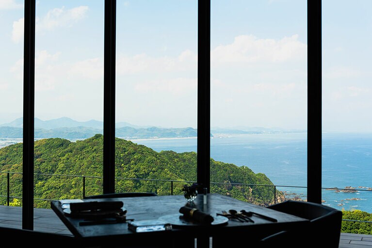 眺めのいい窓際は特等席。レストランだけの利用もできるが宿泊してゆっくり過ごしたい。