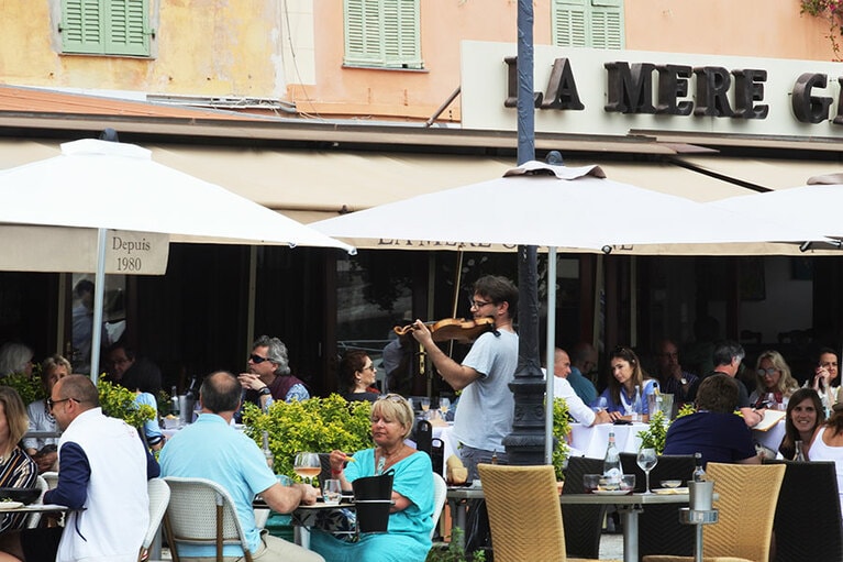 港では通りにテーブルを並べたレストランが大賑わい。