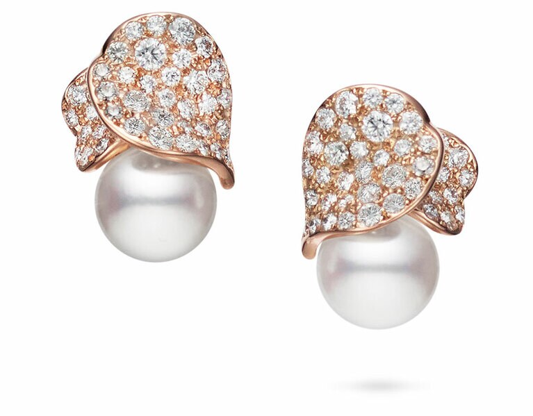 「レ ペタル プラス ヴァンドーム ロゼ」ピアス〈PGK18、ダイヤモンド、アコヤ真珠〉814,000円。