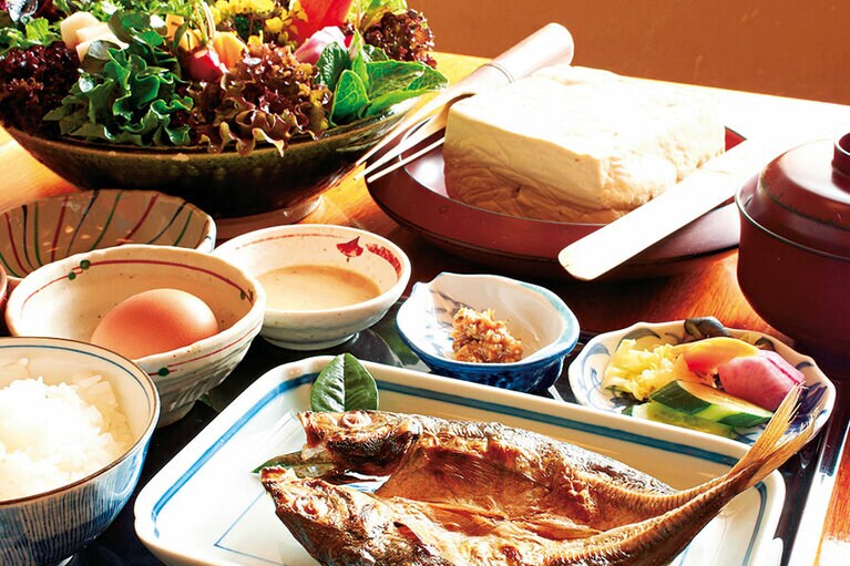 二代目女将から引き継いだ無農薬野菜や、平飼いの鳥の産みたて卵、大陸伝来の巨大な壱州豆腐など、豊穣の島・壱岐を堪能できる朝食もこの宿の名物のひとつ。