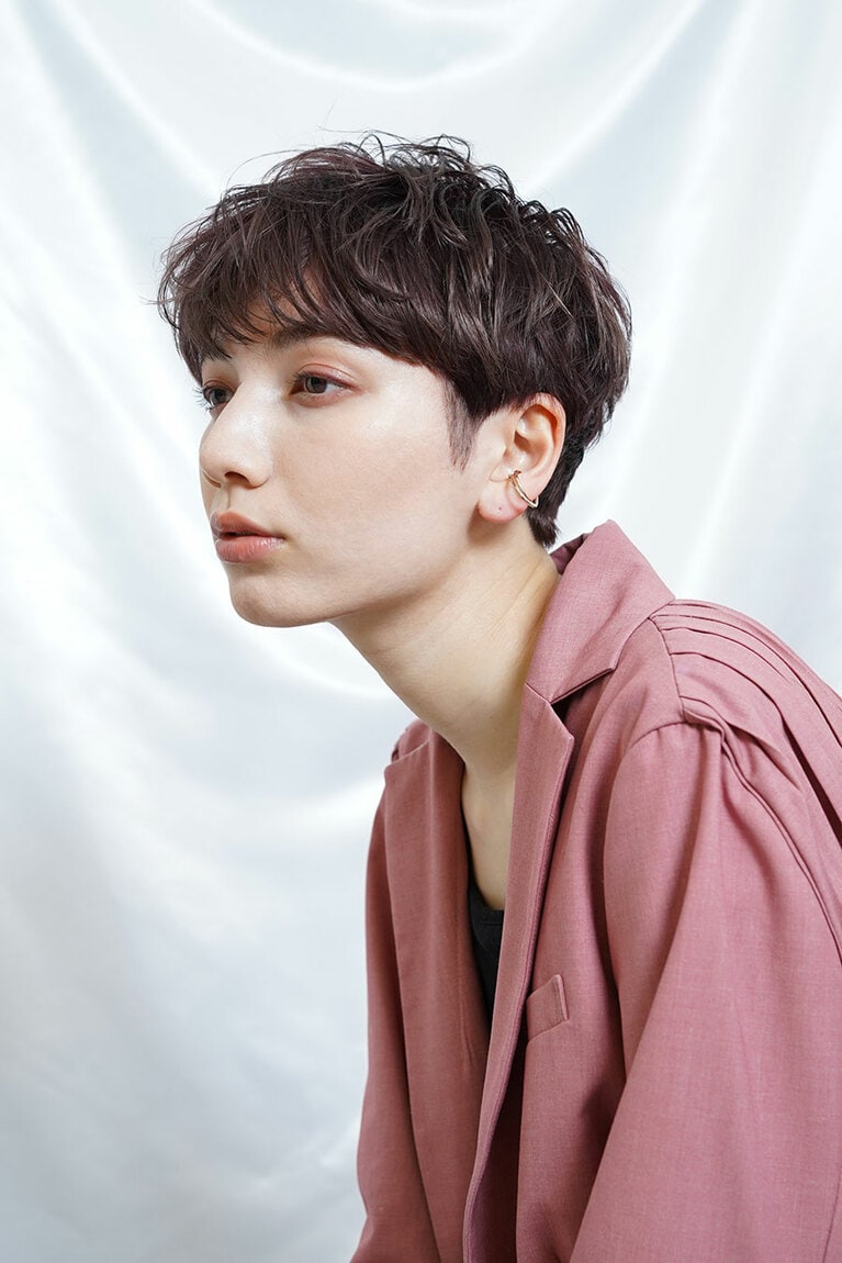 アレンジバージョン。ウエーブがアンニュイな表情を作るハンサムショート。