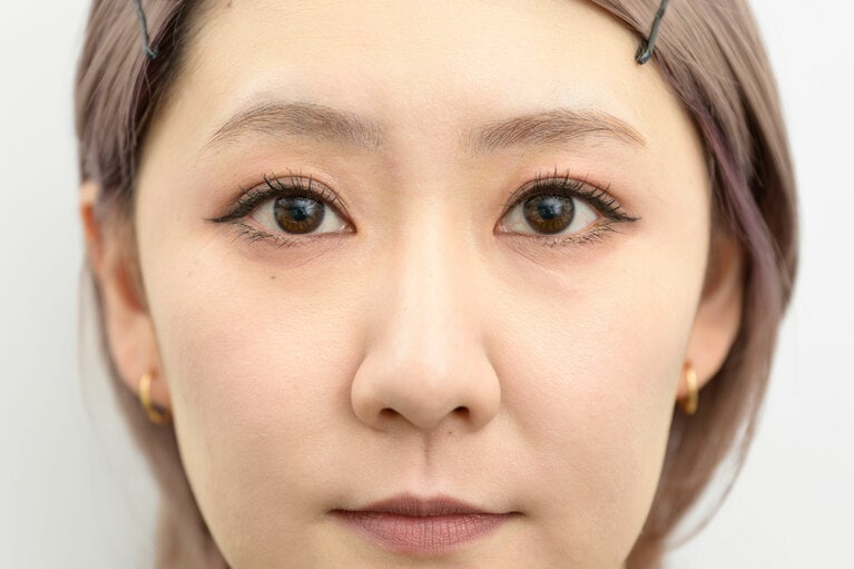 【STEP2】楕円状になじませ、のび広げる。小鼻より下に広げると、顔全体の印象が下がってしまうので注意。