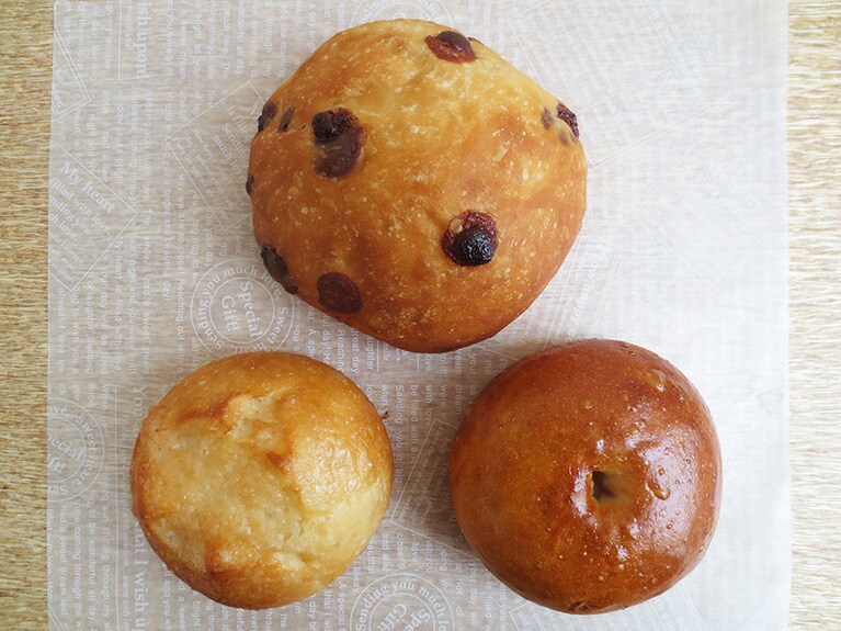 上から時計回りに「ふわチョコ」200円、「松原さんとこのあんパン」180円、「シュガートップ」100円。