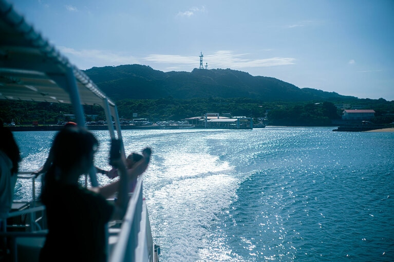 フェリーから眺める西表島。八重山諸島の中で最も隆起している。／西表島ホテル by 星野リゾート