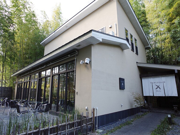 竹林に囲まれたフレンチレストラン「エルルカン ビス」。