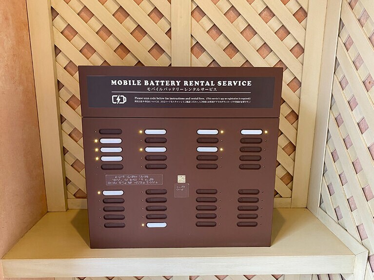 モバイルチャージャーのデザインもさすがの東京ディズニーリゾート仕様。（筆者撮影）