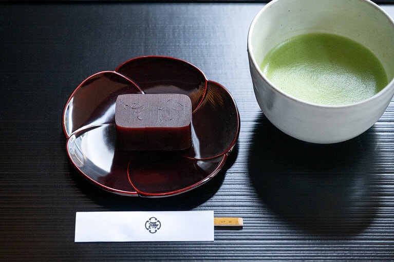 「羊羹　小倉羊羹『夜の梅』」飲み物付き1,760円。