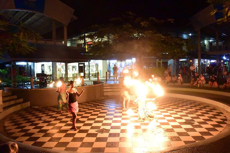 週末の「ポート・デナラウ」はライブやパフォーマンスで盛り上がっています。