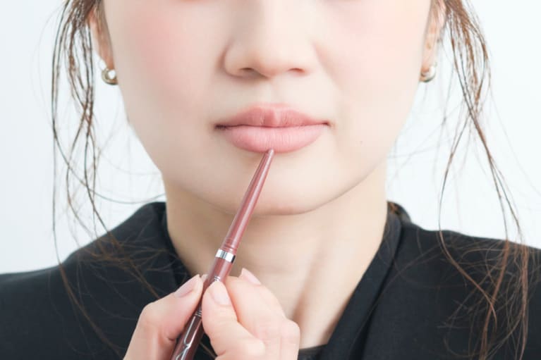 下唇の底部分をなぞると唇のボリュームがアップ。