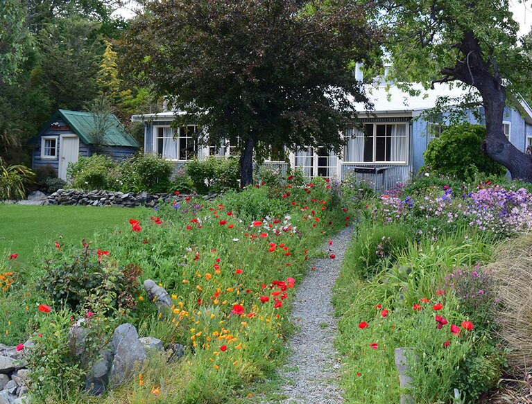 湖畔に立つ愛らしい住居。緑と湖、そして星、自然をそばに感じる一日を過ごしていることでしょう。