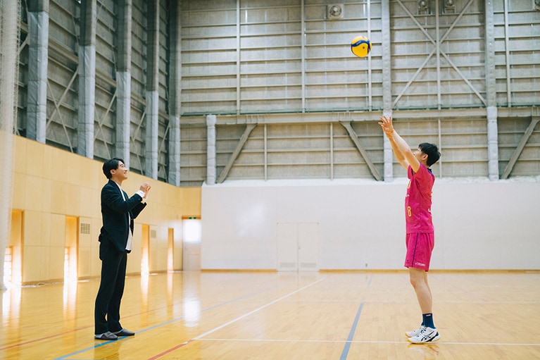 トスを上げる柳田将洋選手と坪田侑也さん