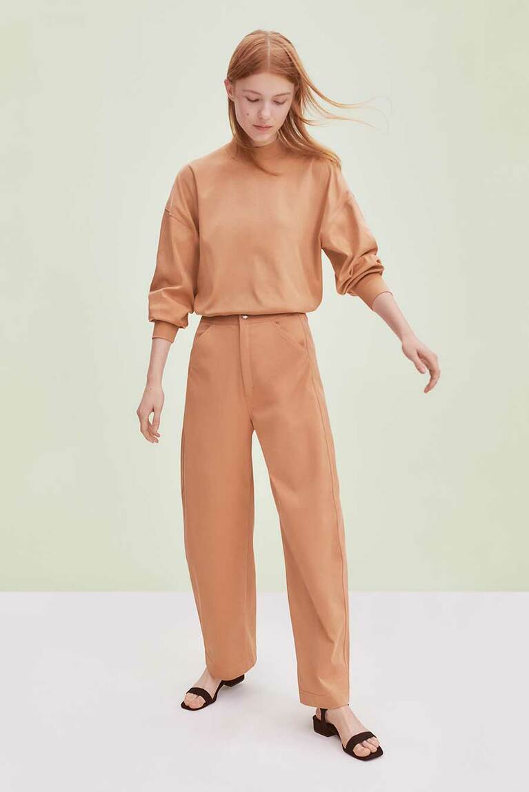 モックネックT 1,990円、ワイドフィットカーブツイルジャージーパンツ 3,990円。