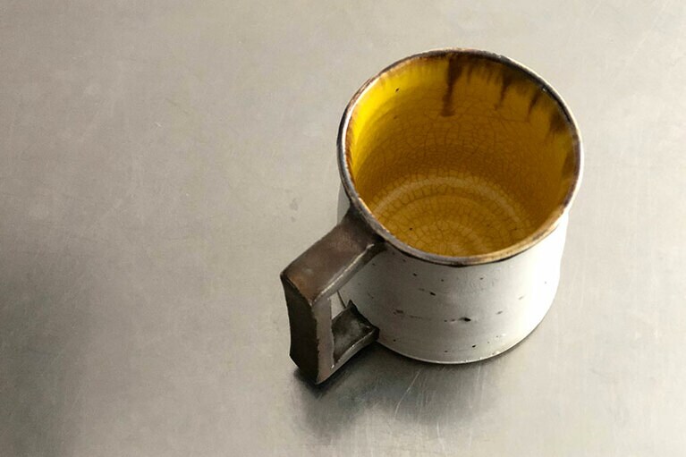 内側の鮮やかな黄色が元気をくれるよう。セレクトショップなどのオンラインストアで購入可能。7,200円。Photograph：Makoto Dzegede