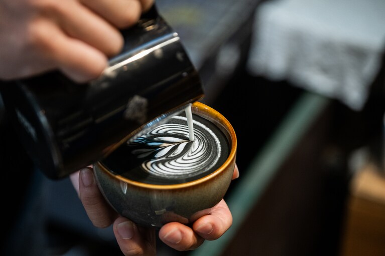 黒いエスプレッソに映えるラテアート。