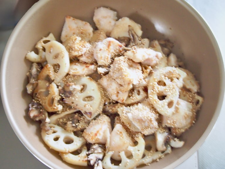 鶏肉が両面きつね色に焼けたら、（3）の野菜を戻し入れる。