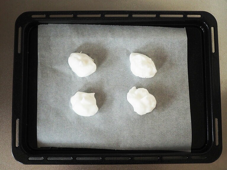 焼き色がつくまで5分ほど加熱する。小さなメレンゲを作る場合は加熱時間を調整する。