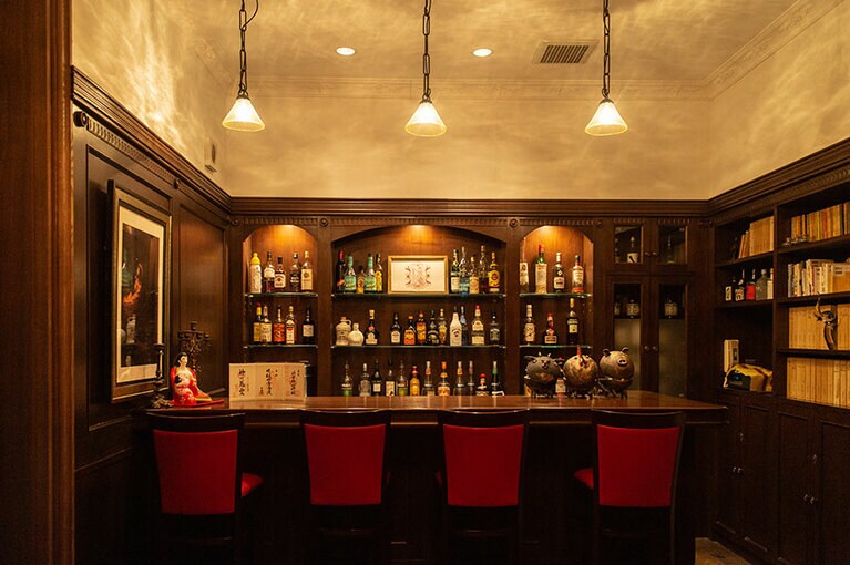 ヴィラCのバーには、旅をテーマにした書棚も。グラスを傾けながら読書をするのも贅沢な時間。