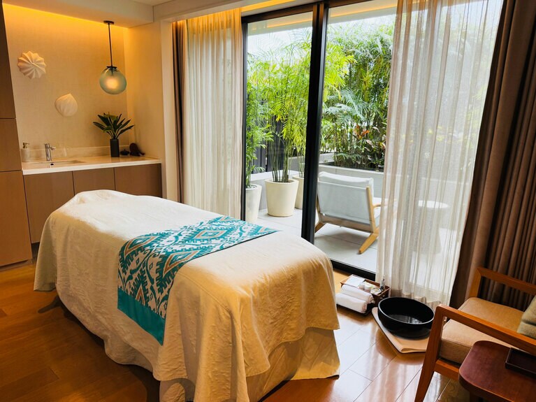 私のおすすめは、ゼラニウム、フランキンセンス、パチュリを合わせた「オリジナルオイル」。むくみに効きますし、深くリラックスできますよ。