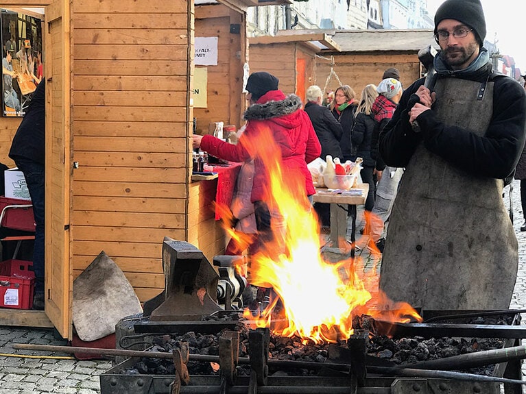 シュタイヤーは、鍛治職人の街でもあったので、クリスマスマーケットにはいまなお現役の職人たちが、あちこちでデモンストレーションしている。