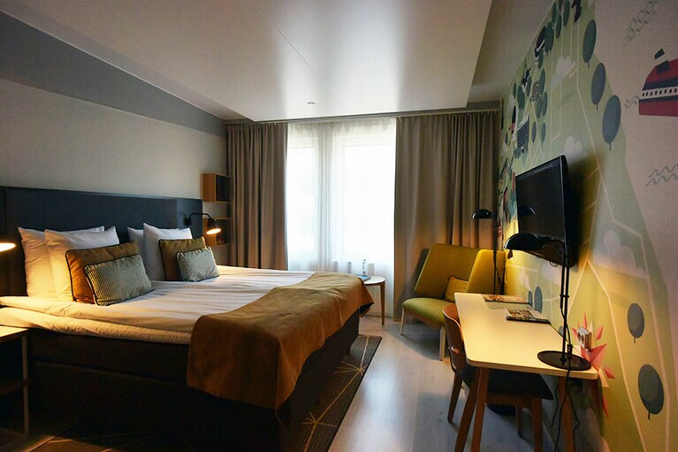 壁いっぱいに描かれた風景のイラストに、街歩きしたくなる。