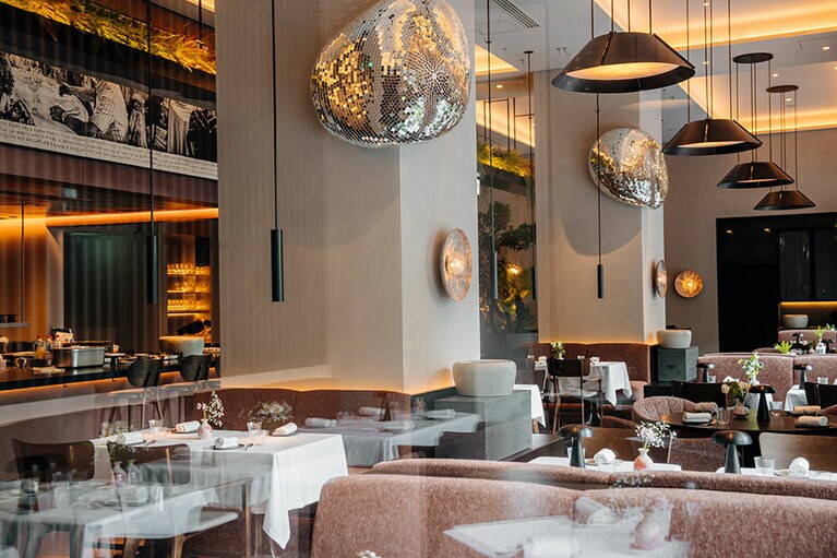 ソムリエが厳選したワインを料理と楽しむワインペアリングコースの用意もあり、ワイン好きにはたまらない。