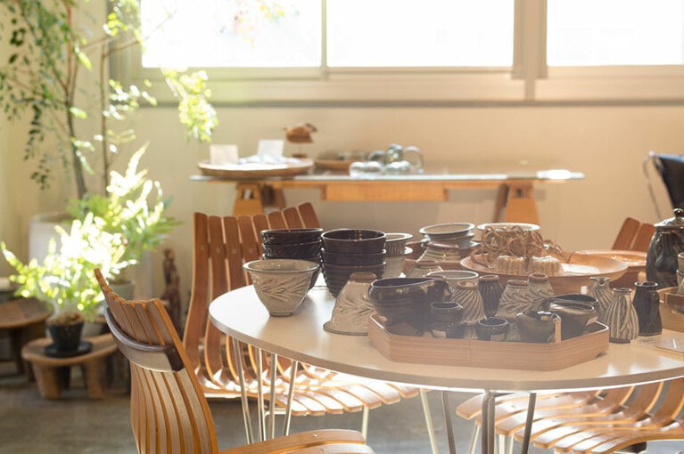 「しのぎ」という技法が特徴的な小代焼。福田るいの器など多数揃う。