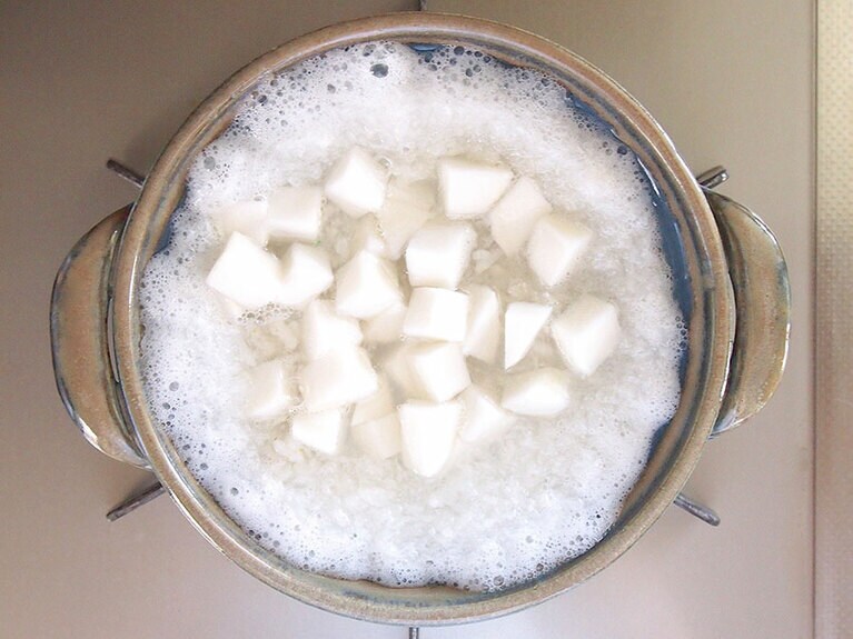 （3）沸騰してきたら、（1）の蕪、大根おろしを入れます。※吹きこぼれやすいので、弱火でゆっくり加熱しましょう。