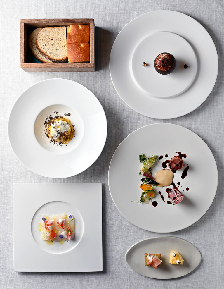 高級魚マクブ、アグー豚、地元農家の旬野菜などをシェフ独自の麗しいスタイルで。1名12,000円。