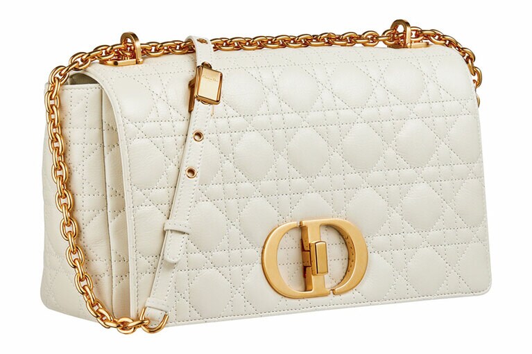 ブラックやグレー、ベージュなどタイムレスなカラー展開も。BAG H17×W28×D9cm 480,000円／ディオール(クリスチャン ディオール)