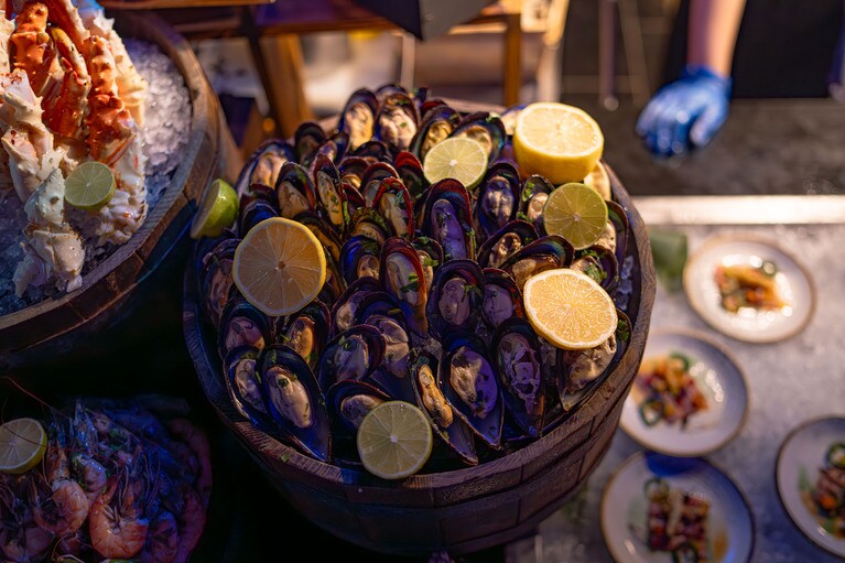 テーマビュッフェ「アトランティス・ナイト」ではシーフードが山盛りに。