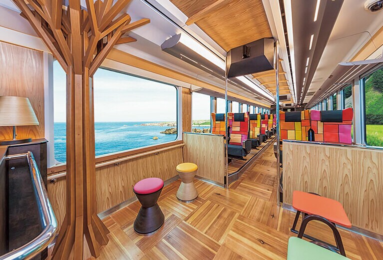 「橅」の車内。シンボルツリーのブナや、秋田杉、青森ヒバを使用した温もり溢れる空間。