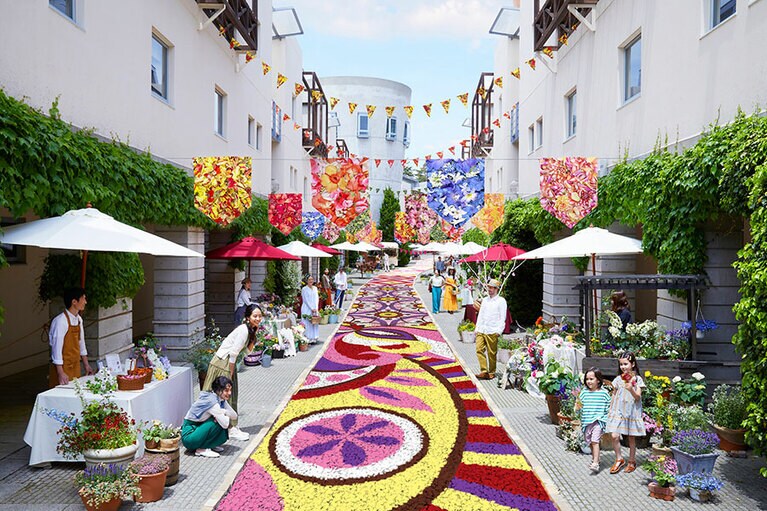 全長160メートルにもおよぶ花の装飾は圧巻。ほかにもクラフト体験やスイーツのビュッフェなど、五感で春の訪れを楽しむことができる。