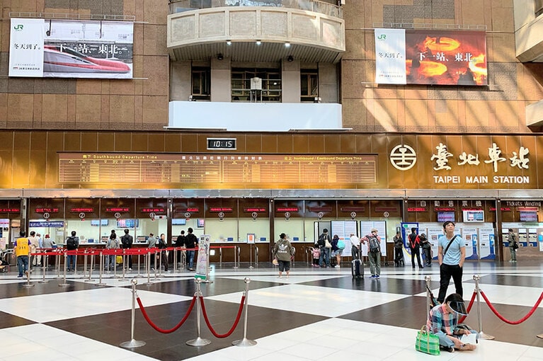 週末は多くの外国人で混雑する駅舎中央。