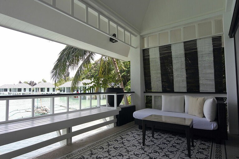 スパニッシュ・コロニアル調のタイルがアクセントに。