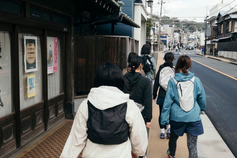 張り切って先頭集団に加わる筆者。トレイルランニングの企画でありながら、伝統的な建築物が残る鎌倉の街並みも味わえ、一石二鳥な気分。